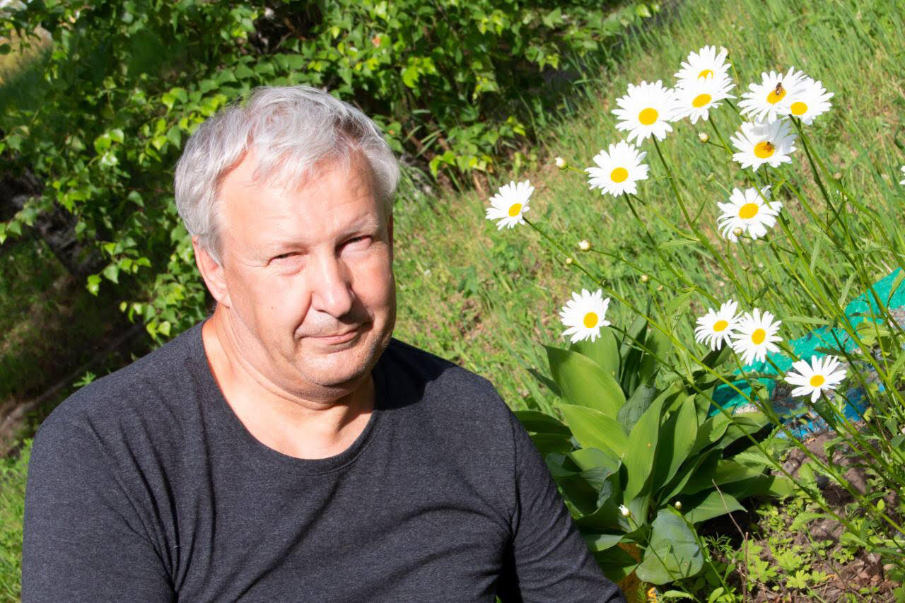 Сергей среди цветов